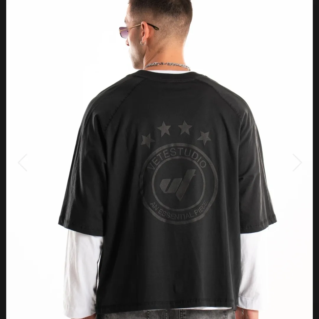 remera glare negro