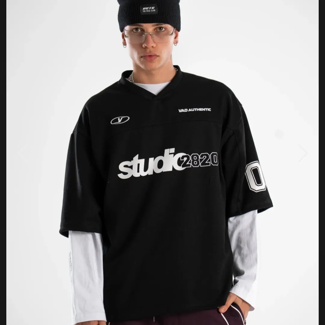 remera spire cuello v negro