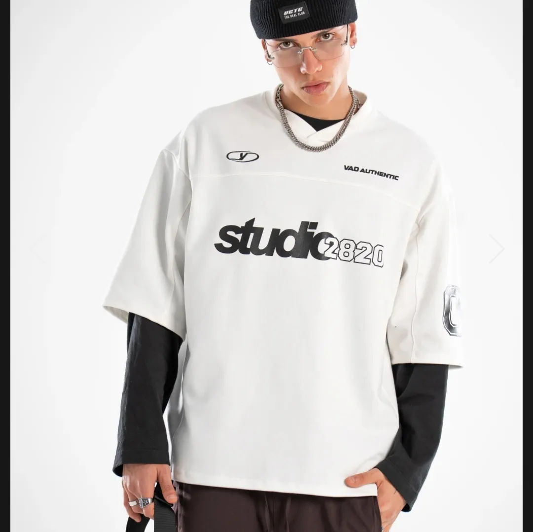 remera  spire cuello v crudo